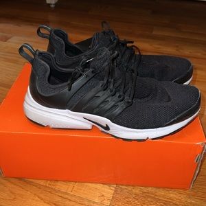 NIKE WMNS FLEX EXPERIENCE RN 6 with shoebox. Size 10